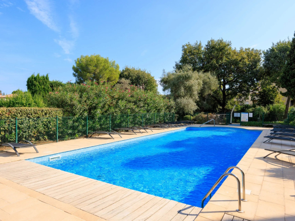Piscine entourée de verdure dans une résidence au Cap d'Antibes.
