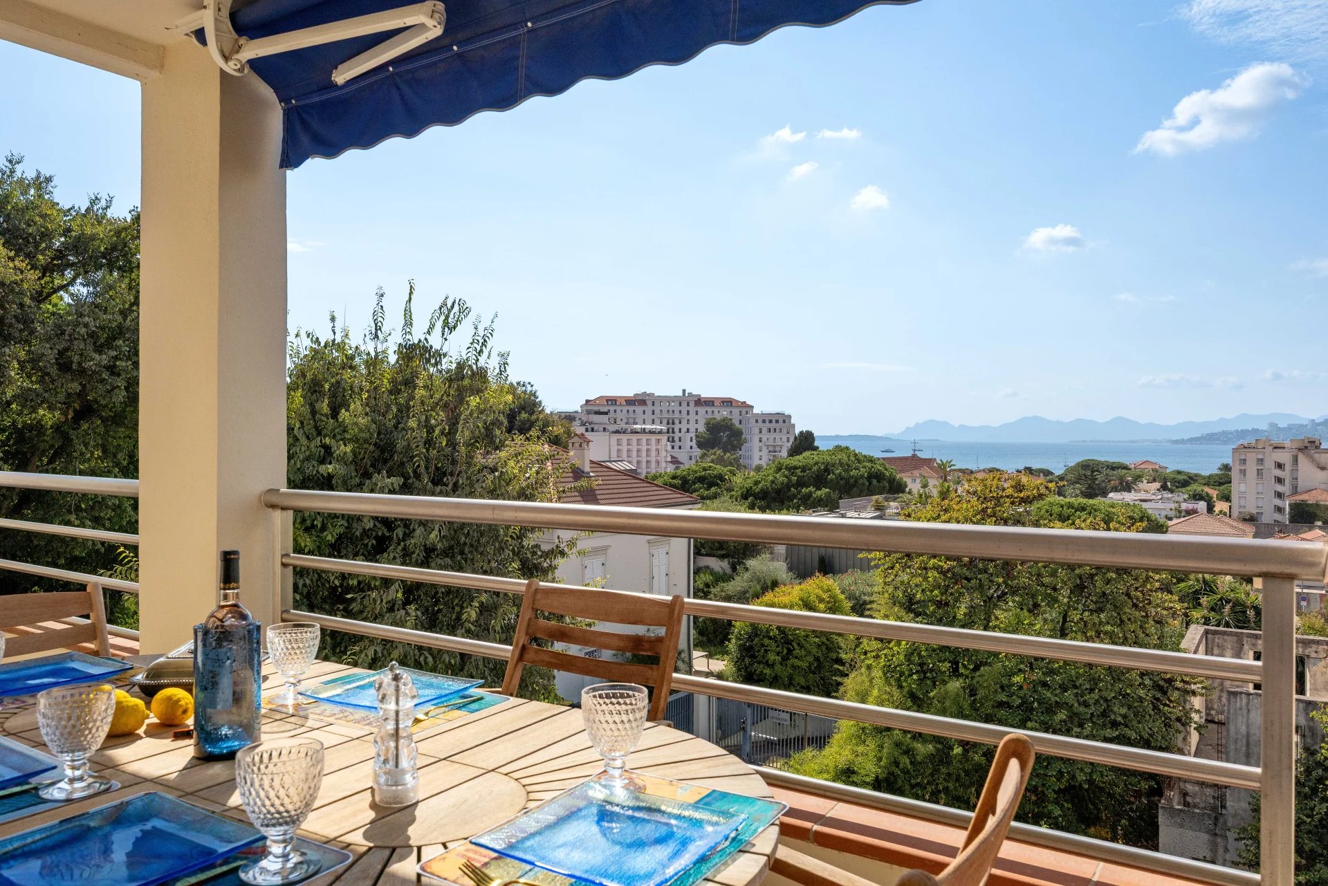 Terrasse d'un appartement avec vue panoramique sur la mer et mobilier de jardin.