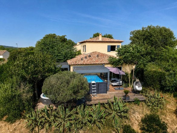 House with swimming pool and views of the hills in Les Adrets-de-l'Estérel.