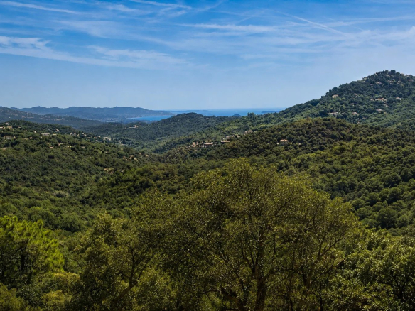 Panoramic view of the green hills and the sea from Les Adrets-de-l'Estérel.