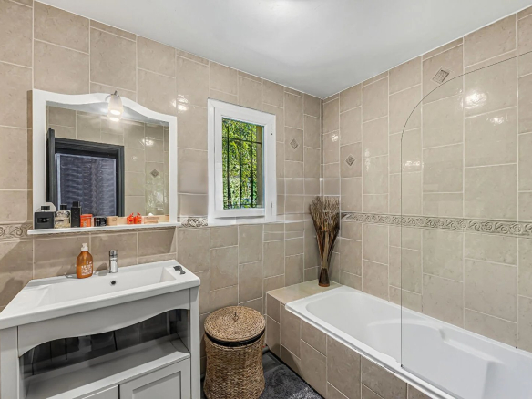 Modern bathroom with bathtub and mirror in a house.