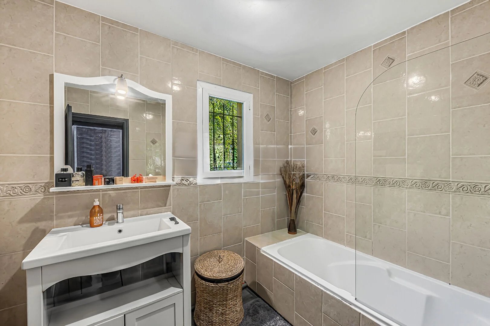 Modern bathroom with bathtub and mirror in a house.