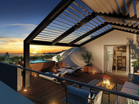 Terrasse en duplex avec jacuzzi et vue sur la mer à Juan-les-Pins au coucher du soleil.