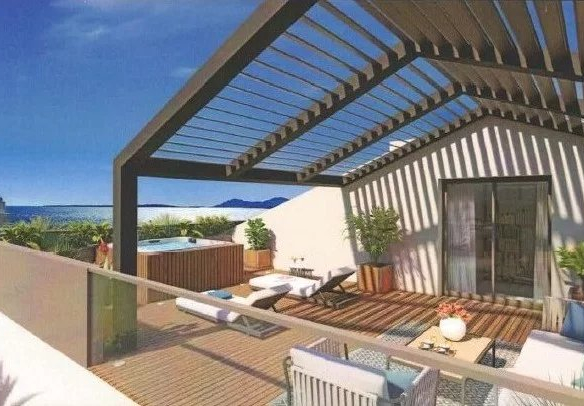Toit terrasse en duplex avec jacuzzi et vue sur la mer à Juan-les-Pins.