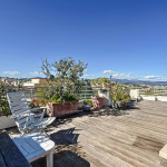 Co-exclusivity – Antibes – 3-4 rooms of 154m² top floor and large terraces – Lateral sea view