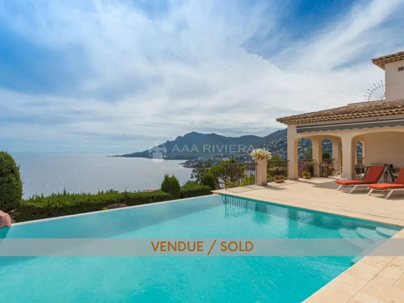 VENDUE – Exclusivité – Théoule sur Mer – Magnifique villa avec piscine et vue panoramique sur la mer.