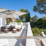 SOLD – CAP D’ANTIBES – Elegant and charming villa with swimming pool and open view – Walking distance from the beaches