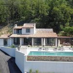 Montauroux – Completely renovated villa on 4500m² of land with infinity pool. Panoramic view 