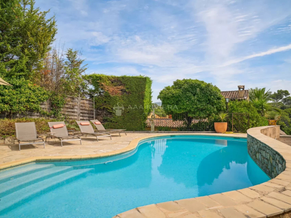 EXCLUSIVITÉ – Charmante propriété provençale avec piscine et vue dégagée à Mougins