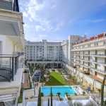CANNES BANANE: Luxurious 2 bedroom apartment in the prestigious Carlton Riviera complex. Double garage. Cellar.