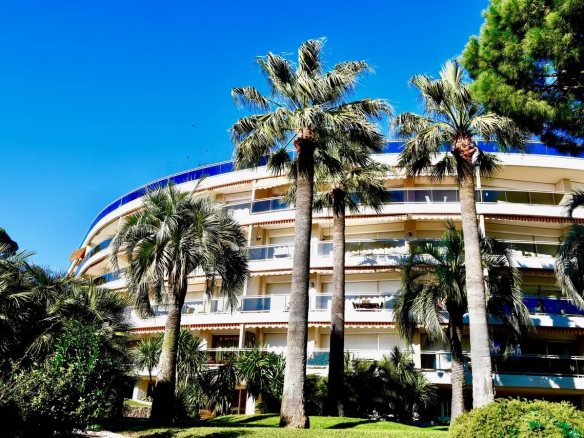 Cap d&#39;Antibes – 3-room apartment with terrace in the Port Gallice residence – Close to the sea and the port. Garage