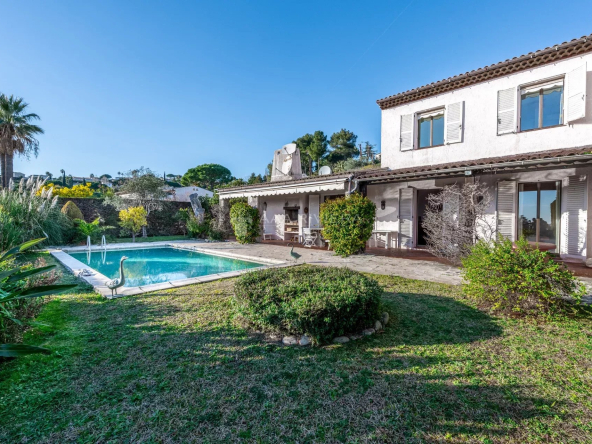 Domaine de Hauts de Vaugrenier - Villa with sea view and private swimming pool in prestigious area with swimming pool, tennis, goalkeeper