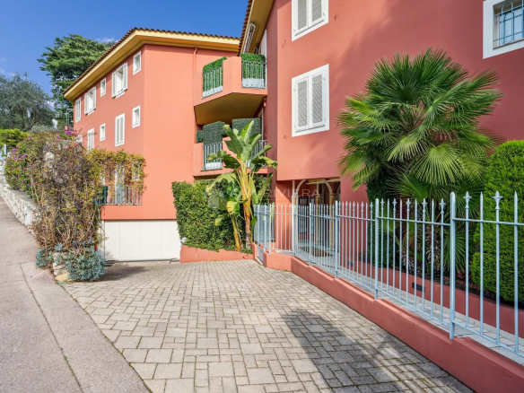 Exclusive-Saint-Jean-Cap-Ferrat-Apartment crossing 3p on the ground floor, on foot from the beaches. Box. Cellar.