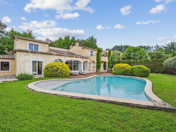Family villa in Roquefort-les-Pins with swimming pool-quiet