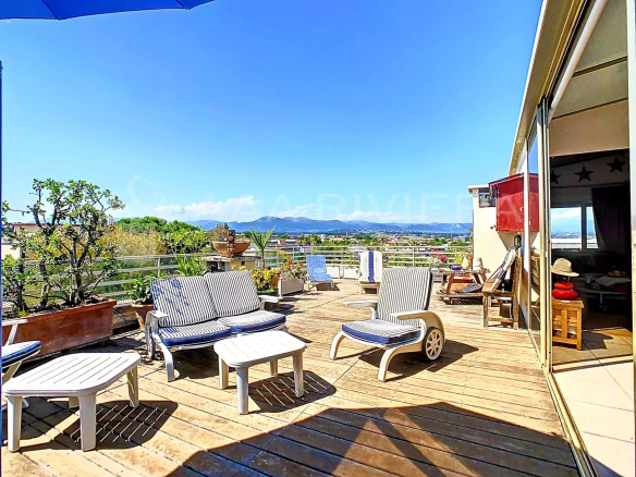 Co-exclusivity – Antibes – 3-4 rooms of 154m² top floor and large terraces – Lateral sea view