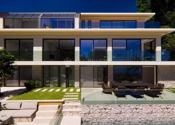 EZE – close to Monaco -Villa with sea view and superb swimming pool. Extension and renovation project granted