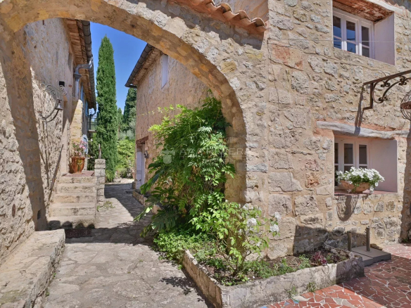 Le Rouret - Historical property classified to renovate - Mas and Mazet of the 18th century