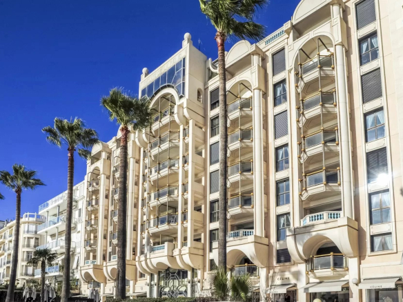CANNES – CROISETTE: Luxury apartment – ​​3 Bedrooms, sea view, garage