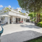 LE CANNET-LES COLLINES / Vaste appartement – villa de 4 pièces , terrasse de 300m2 avec aperçu mer, piscine.