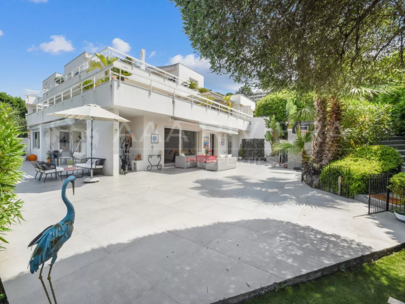 LE CANNET-LES COLLINES / Vaste appartement – villa de 4 pièces , terrasse de 300m2 avec aperçu mer, piscine.
