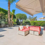 LE CANNET-LES COLLINES / Vaste appartement – villa de 4 pièces, terrasse de 300m2 avec aperçu mer, piscine.