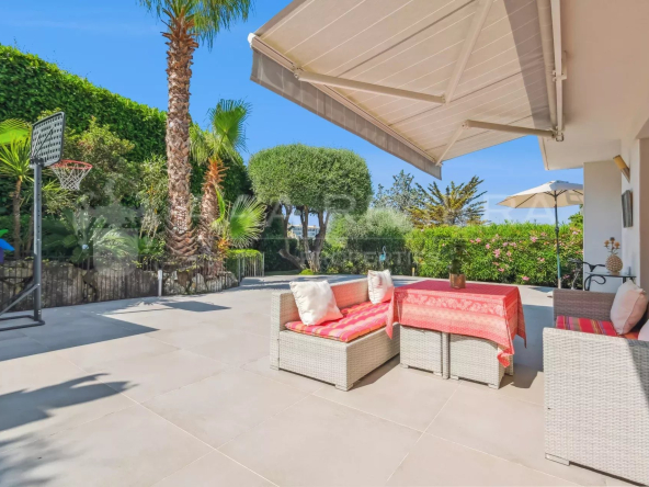 LE CANNET-LES COLLINES / Vaste appartement – villa de 4 pièces, terrasse de 300m2 avec aperçu mer, piscine.