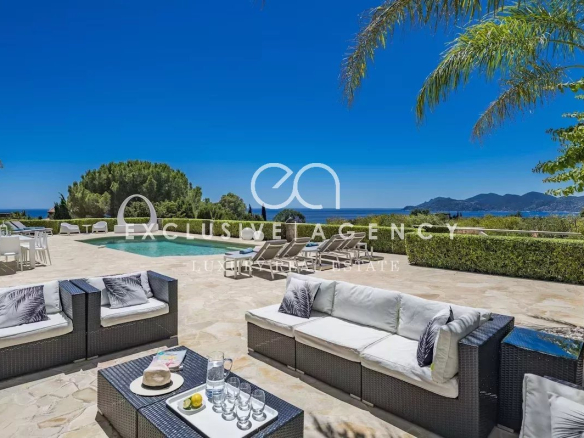 Cannes Location meublee a l’annee villa 7 pieces 284.68 m² piscine et vue mer
