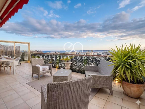 Cannes, top floor – 3 rooms, 100m² and 100m² of terraces