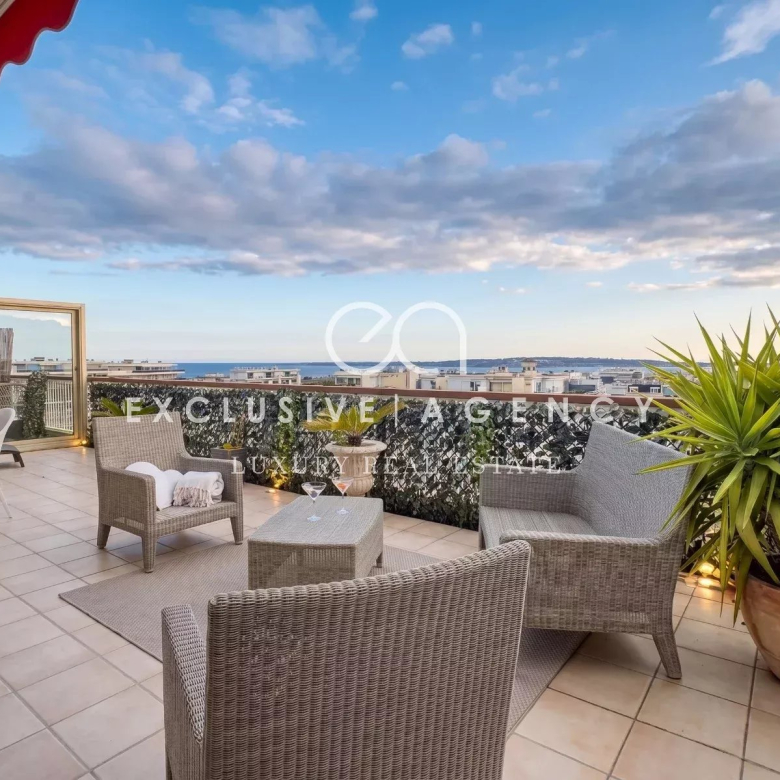 CANNES TOP FLOOR 3-room apartment for sale, 102m², panoramic sea view