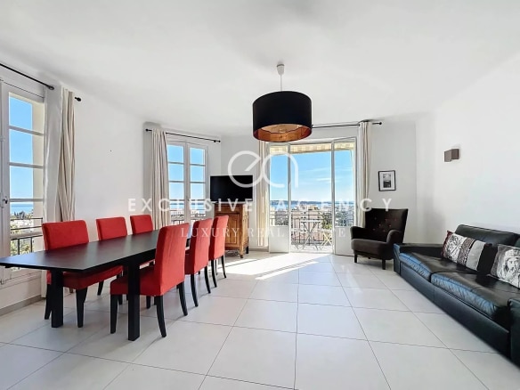 Bright apartment with sea view in Cannes, dining room and living room.
