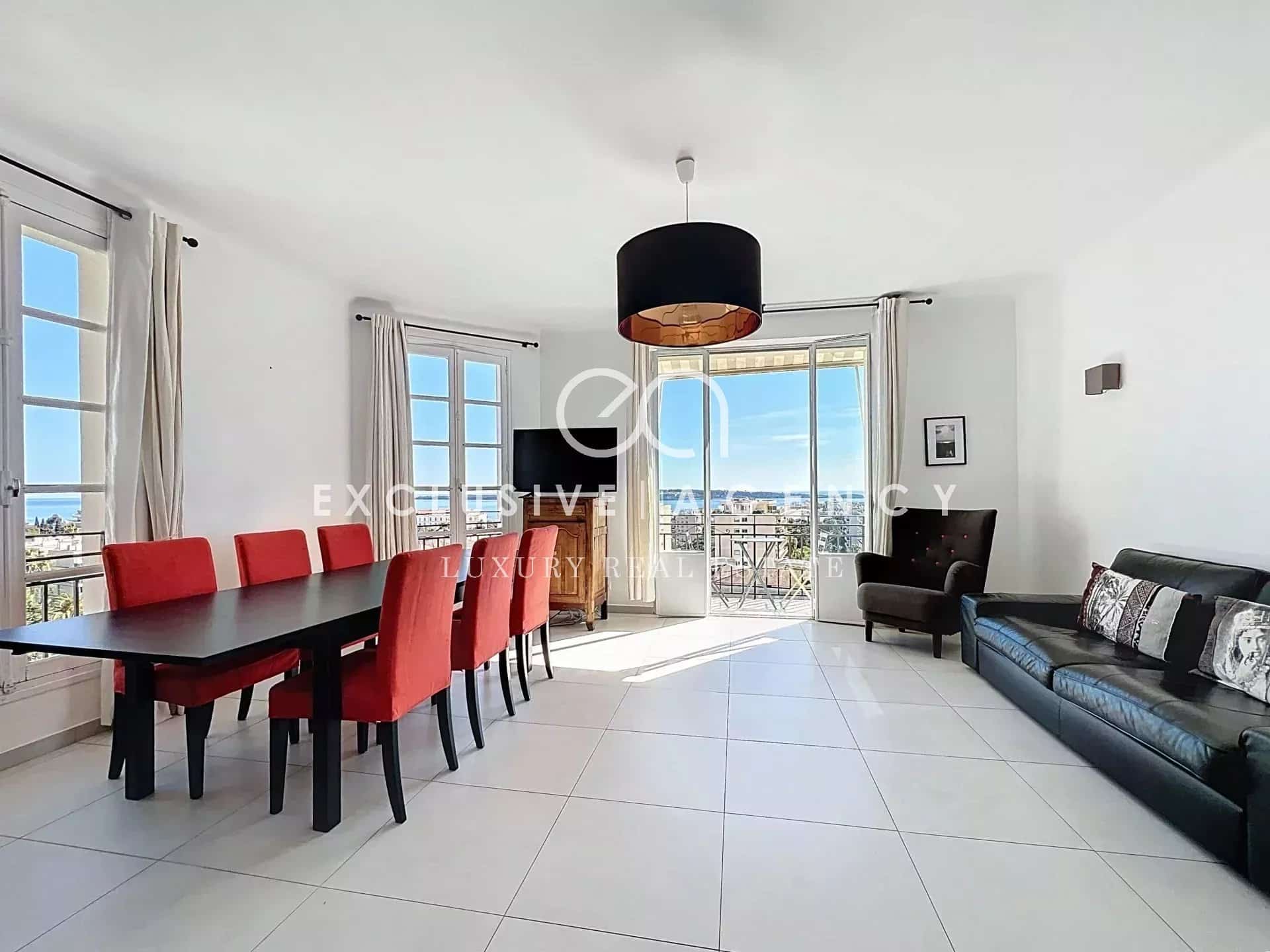 Bright apartment with sea view in Cannes, dining room and living room.