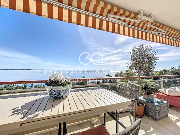 Apartment terrace with panoramic sea view in Golfe-Juan, Cannes Eden