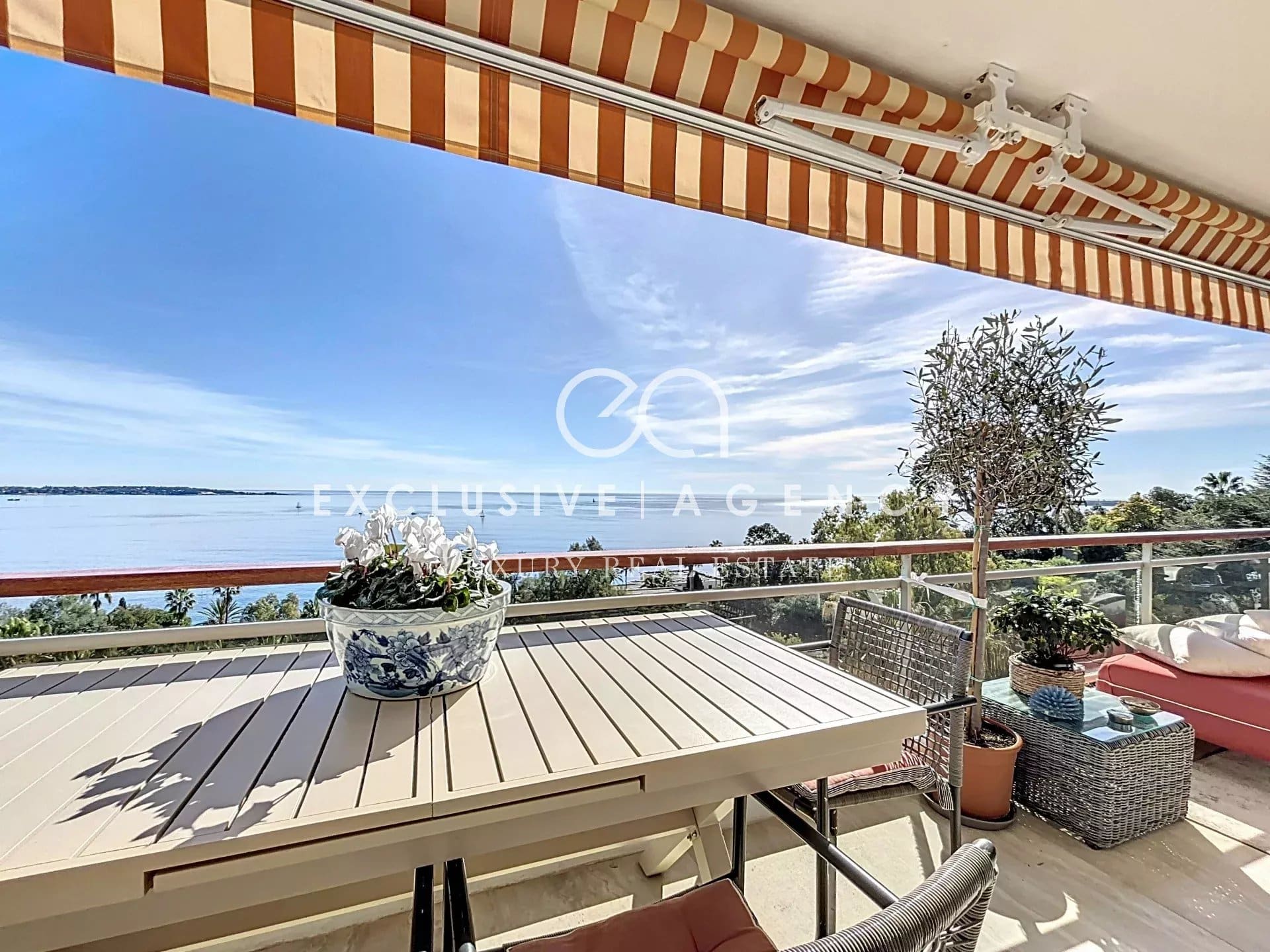 Apartment terrace with panoramic sea view in Golfe-Juan, Cannes Eden
