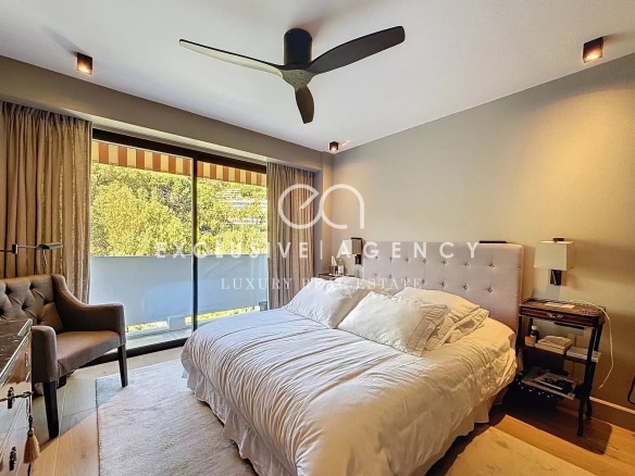 Room in a modern apartment with a double bed and access to a balcony.