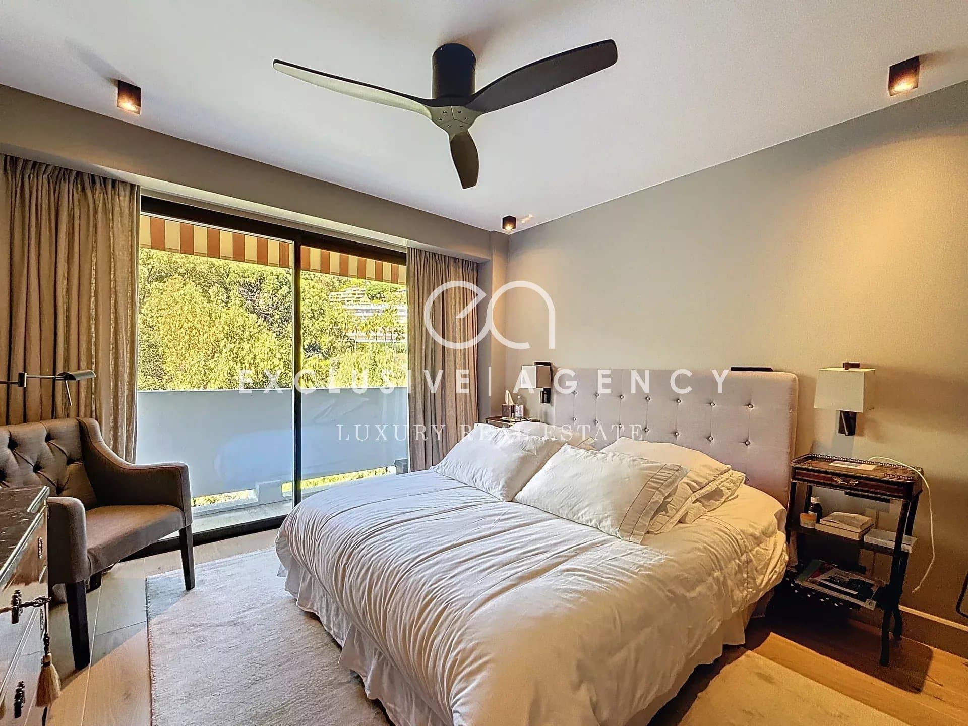 Room in a modern apartment with a double bed and access to a balcony.
