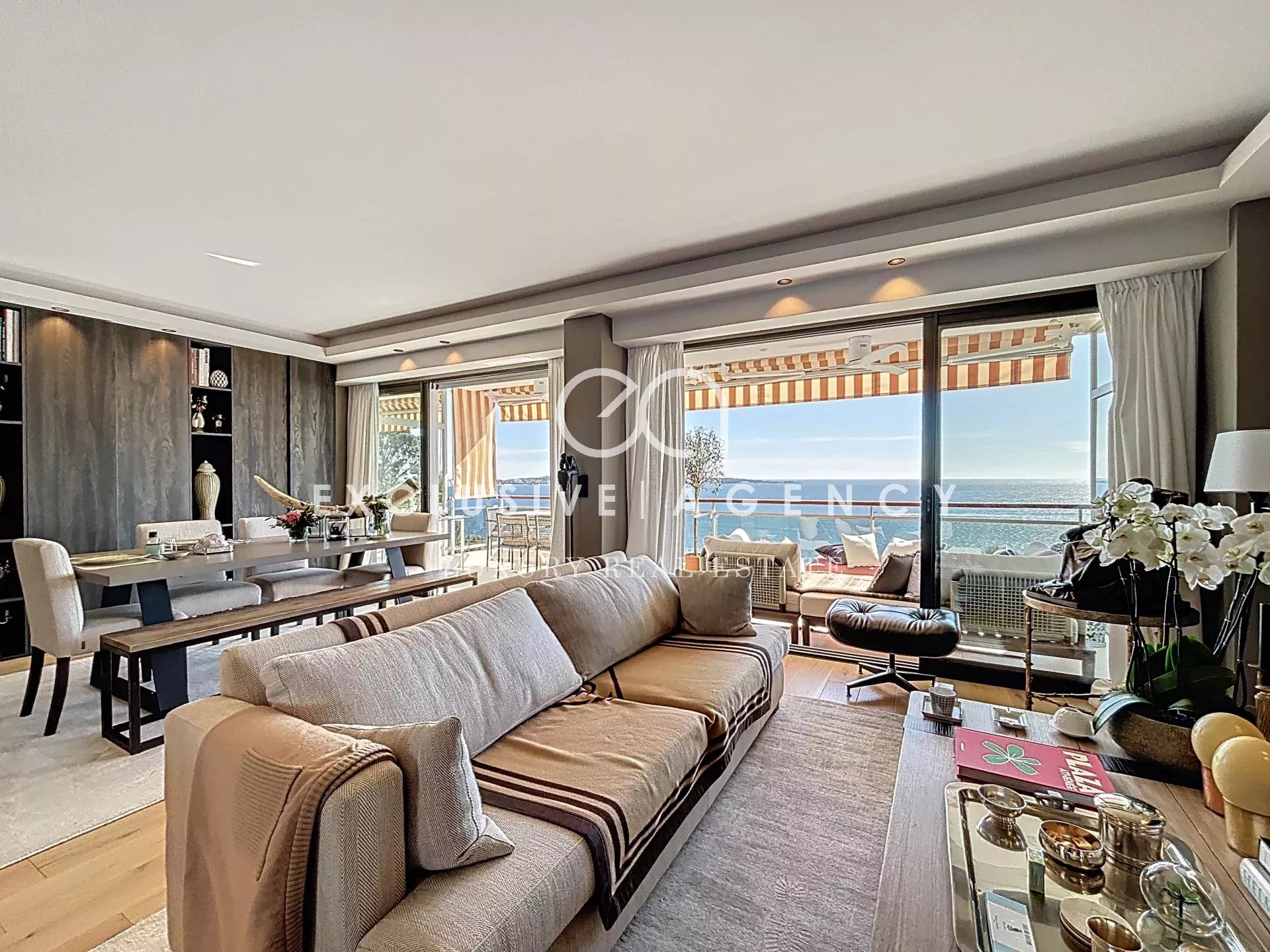 Bright living room of a 4-room apartment with sea view in Golfe-Juan, Cannes Eden.