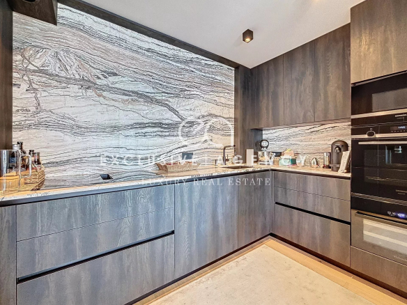 Modern and elegant kitchen in a renovated apartment in Cannes Eden, with high-end finishes.