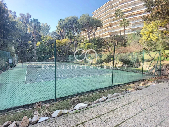 Tennis court in a luxury residence in Cannes Eden, Golfe-Juan.