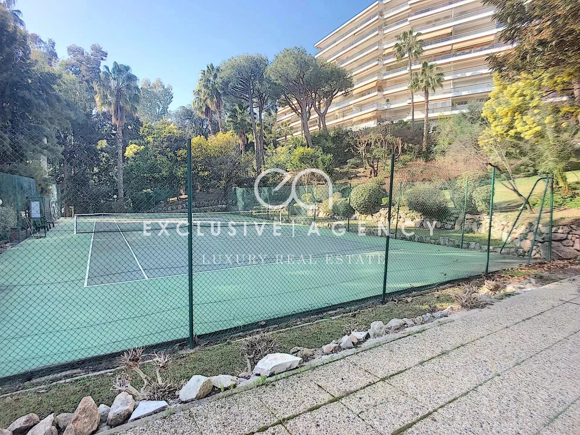 Tennis court in a luxury residence in Cannes Eden, Golfe-Juan.