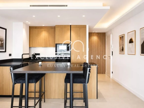 Cuisine moderne ouverte sur un séjour dans un appartement rénové à Cannes.
