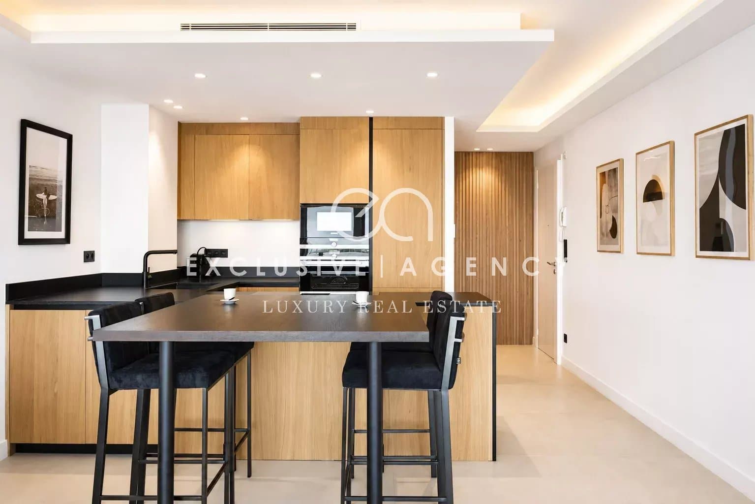 Appartement rénové à Cannes Cuisine moderne ouverte sur un séjour dans un appartement rénové à Cannes.