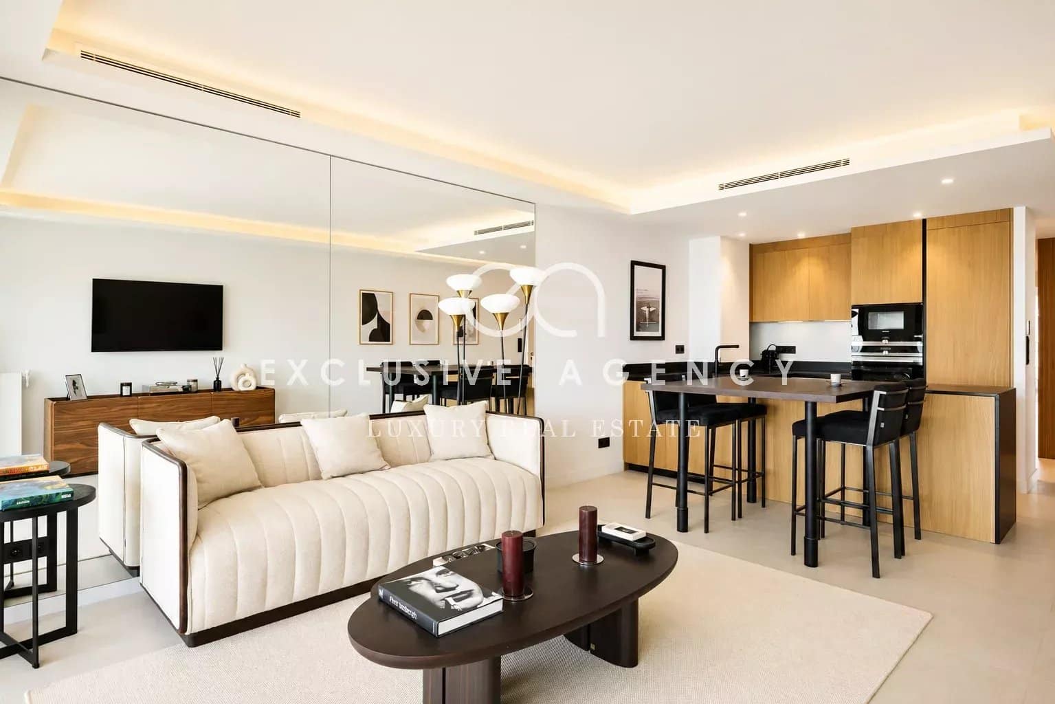 Appartement moderne à Cannes Intérieur d'un appartement moderne avec salon et cuisine ouverte, vue sur la mer.