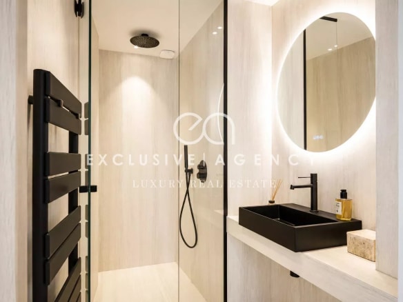 Salle de douche moderne avec douche à l'italienne et lavabo design.