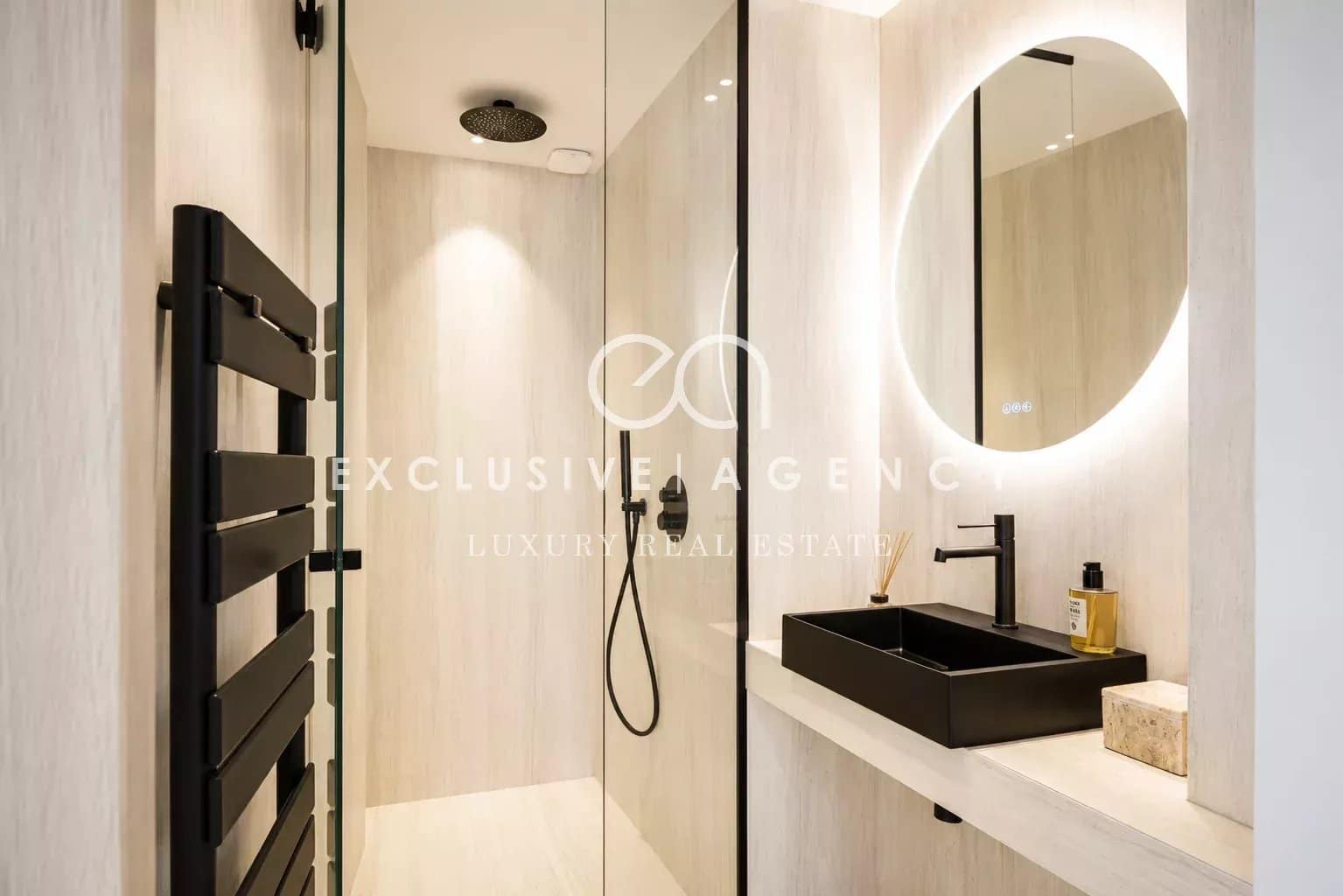 Salle de douche moderne Salle de douche moderne avec douche à l'italienne et lavabo design.