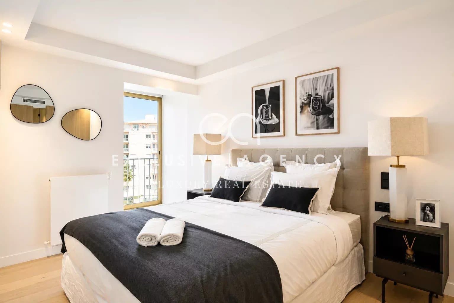 Chambre d’appartement à Cannes Chambre d'un appartement rénové à Cannes avec lit double et décoration moderne.