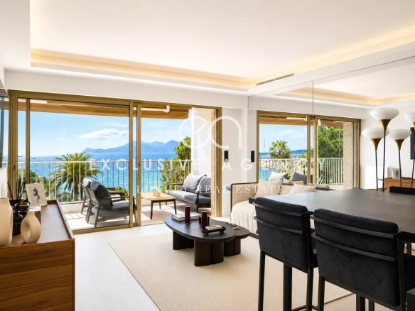 Appartement de 70 m² à Cannes avec vue mer panoramique depuis le séjour et la terrasse.