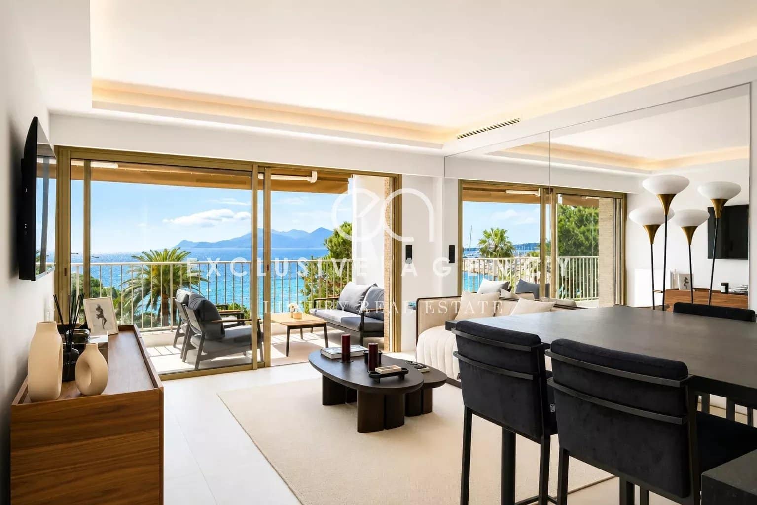 Appartement rénové à Cannes Appartement de 70 m² à Cannes avec vue mer panoramique depuis le séjour et la terrasse.