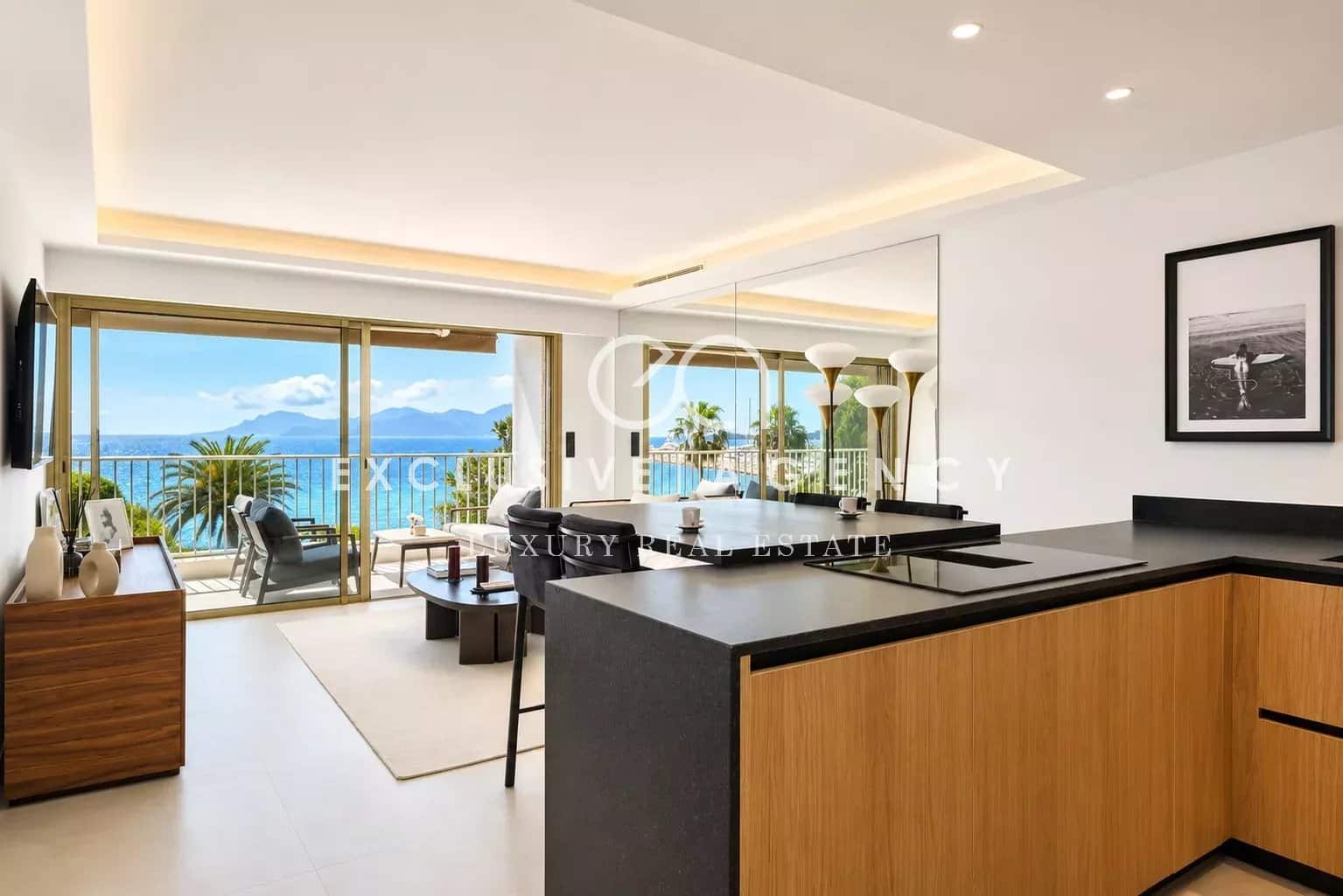 Appartement rénové à Cannes Intérieur d'un appartement moderne avec cuisine ouverte et vue sur la mer à Cannes.