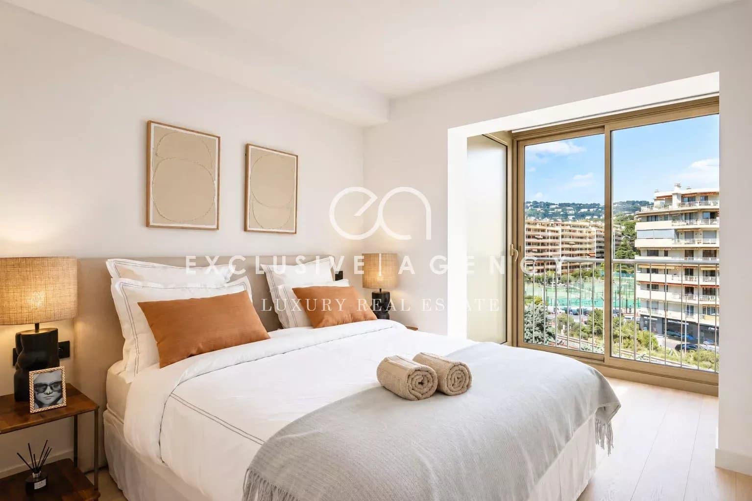 Chambre avec vue mer à Cannes Chambre d'un appartement à Cannes avec vue sur la mer et balcon.