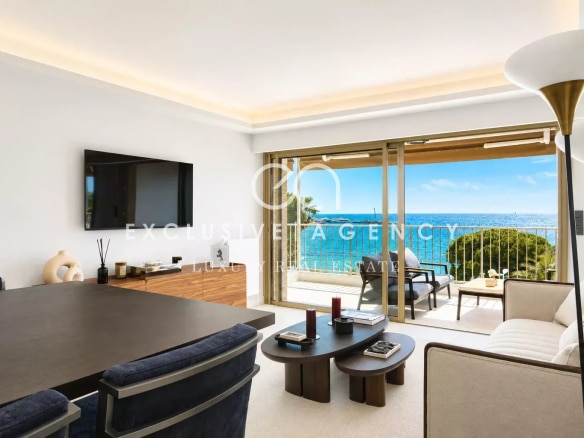 Intérieur d'un appartement moderne avec vue sur la mer à Cannes, salon et terrasse
